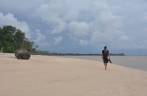 Caminhando na praia de  Yalimapo, região de Mana, na Guiana Francesa, fronteira com Suriname